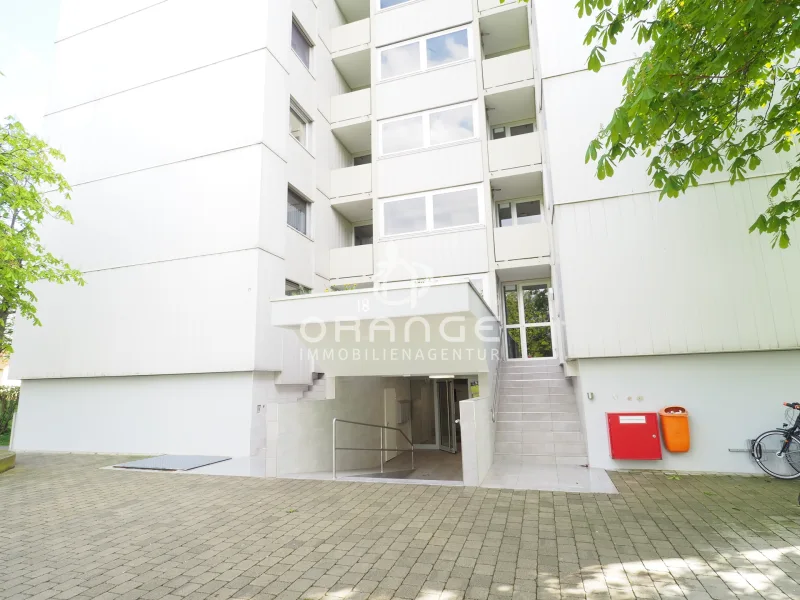 Hauseingang - Wohnung kaufen in Neu-Ulm-Ludwigsfeld - *** Attraktive 2. Zi. Wohnung mit Balkon und Nutzungsmöglichkeit eines Freibades auf dem Dach ***