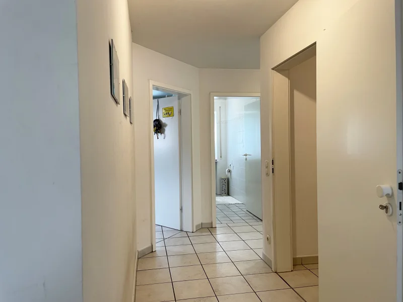 Links das Büro im 1. OG, rechts die Gästetoilette