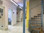 Über die Treppe gehts rauf in die Dienstwohnung