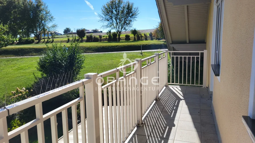 Großer Balkon m. schönem Gartenblick