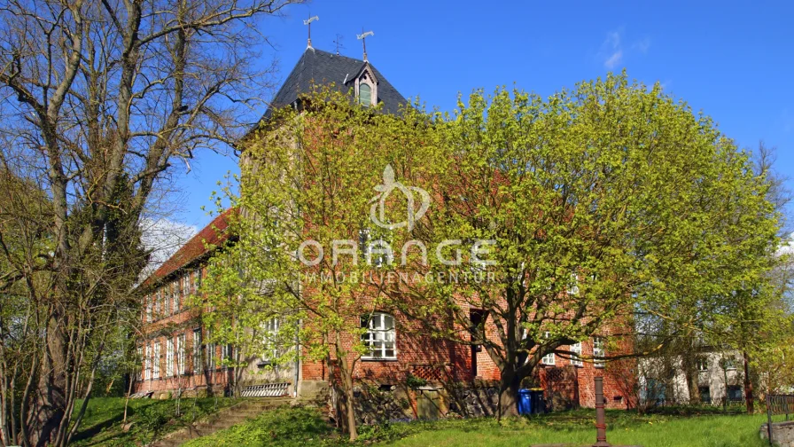 ehemaliges Amtsgebäude mit Turm - Haus kaufen in Goldberg - ***Herrschaftliches Gebäude-Denkmal mit Park am Stadtrand***