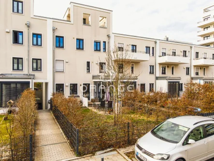 Außenansicht - Haus kaufen in Regensburg - ***Charmantes Reihenmittelhaus mit Garten im Herzen des Regensburger Candisviertels***