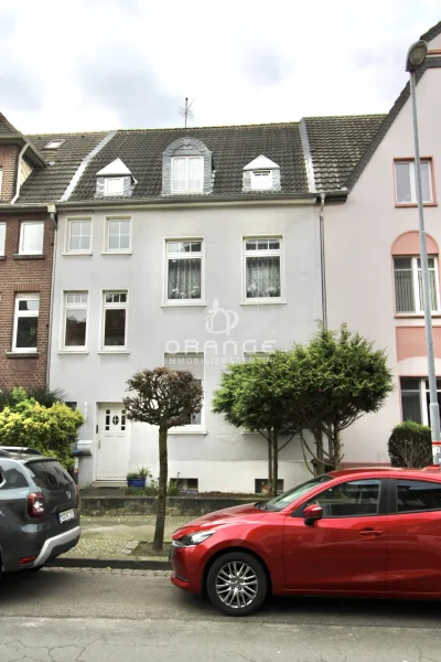 Hausansicht_Straße - Wohnung kaufen in Moers - ***Maisonette-Wohnung in beliebter Lage mit kleinem Garten***