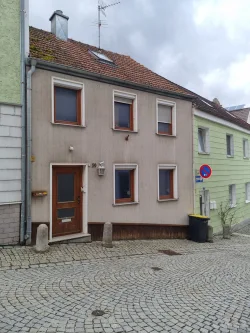 Straßen-Ansicht - Haus kaufen in Landau an der Isar - ***Kleines Stadthaus für Handwerker***