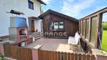 Terrasse mit ausgebautem Gartenhaus