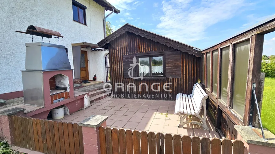 Terrasse mit ausgebautem Gartenhaus