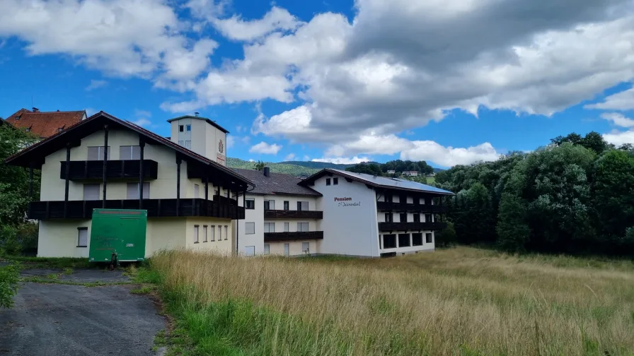 Gesamtansicht von der Zufahrt - Gastgewerbe/Hotel kaufen in Drachselsried - ***Herausforderung für Investoren und Projektplaner***