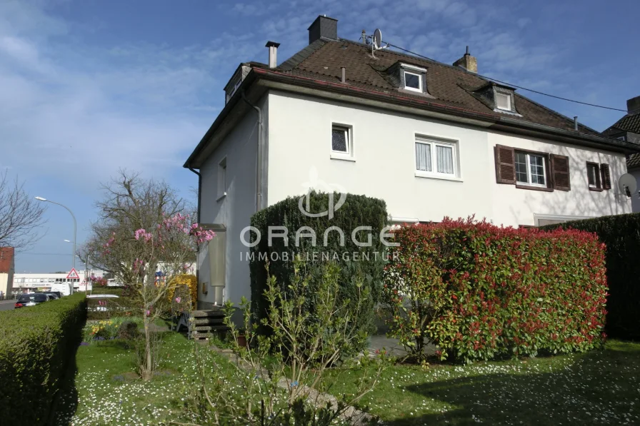 Außenansicht - Haus kaufen in Bad Kreuznach - Gepflegte Doppelhaushälfte, großes Grundstück, Terrasse, Garten, Garage
