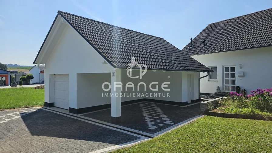 Garage mit Carport