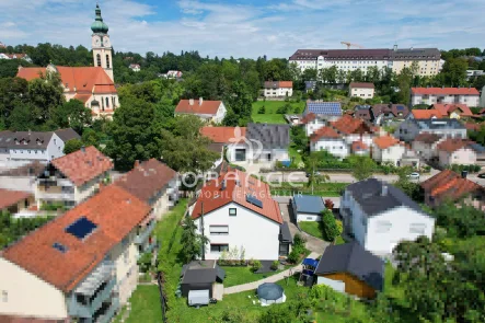 Rückansicht - Haus kaufen in Landshut - ***SCHNÄPPCHEN - Großes Anwesen - ZFH mit 2 identischen Whg. (teilmodernisiert) in Top-Lage!!***