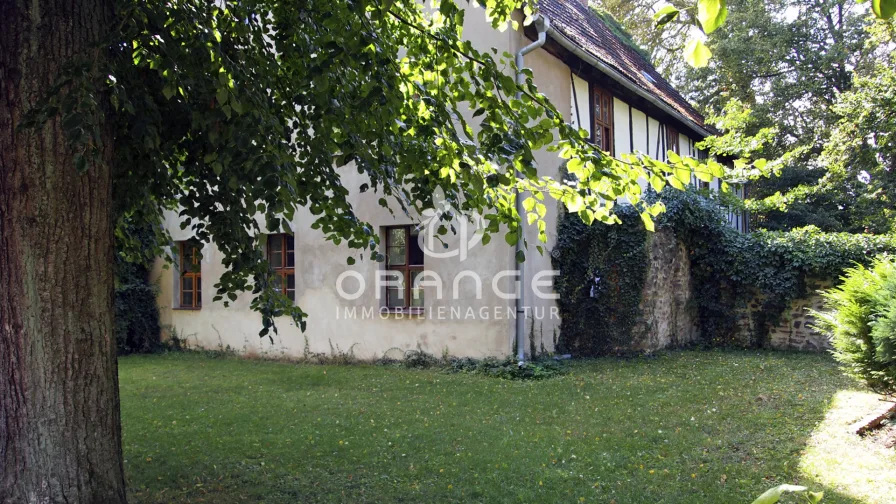 Blick auf Pfarrhaus vom Kirchhof gesehen