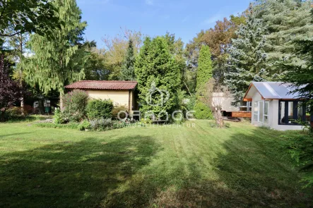 Titelbild - Grundstück kaufen in Leipzig - *** Traumhaftes Gartengrundstück in zentraler Lage mit Zirkuswagen und Blockhütte ***