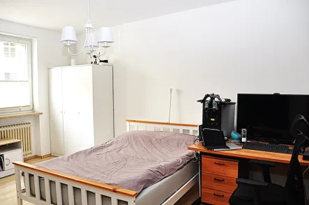 Wohnzimmer 1 - Wohnung kaufen in München - ***Top geschnittene Helle 1 Zimmer Wohnung mit separater Küche in Isarnähe-Ab 01.05.2025 Mietfrei***