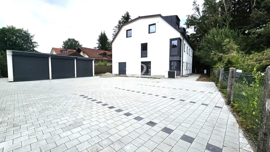 Einfahrt - Haus kaufen in Vaterstetten / Baldham - ***Familien-Wohntraum, Neubau-REH mit PV, Garage, Stellplatz, Kamin u. KNY System in Baldham***