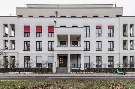 Hausansicht - Wohnung mieten in Potsdam - ***BIS  31.01.2026 - Moderne Wohnung mit Balkon und EBK***