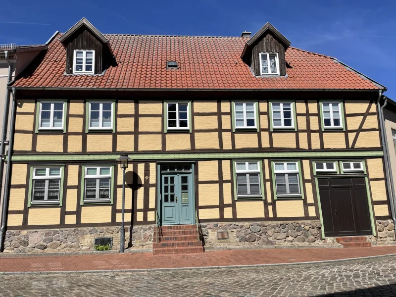 Frontansicht - Haus kaufen in Sternberg - Denkmalgeschütztes Mehrfamilienhaus