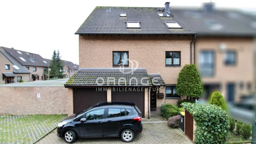 Haus_Vorderansicht - Haus kaufen in Düsseldorf - ***Geräumiges Mehrfamilienhaus in Top-Lage mit vielfältigen Möglichkeiten***