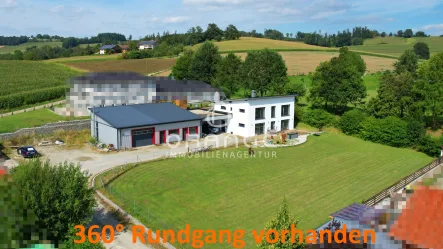 Startbild Luftansicht des Anwesens - Haus kaufen in Bad Griesbach im Rottal / Karpfham - Modernes & neuwertiges (Massiv-) Traumhaus inkl. Gewerbehalle, Büro & großem Garten - nahe B388!!