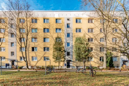 Hausansicht - Wohnung kaufen in Potsdam - ***Charmante DG-Whg in gepflegtem Mehrfamilienhaus – Ideal für Kapitalanleger oder Eigennutzer***