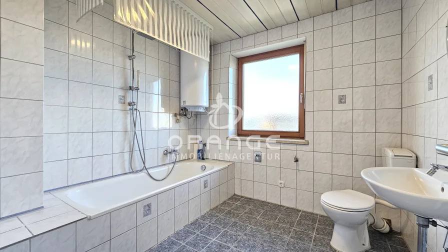 OG: Badezimmer mit Wanne