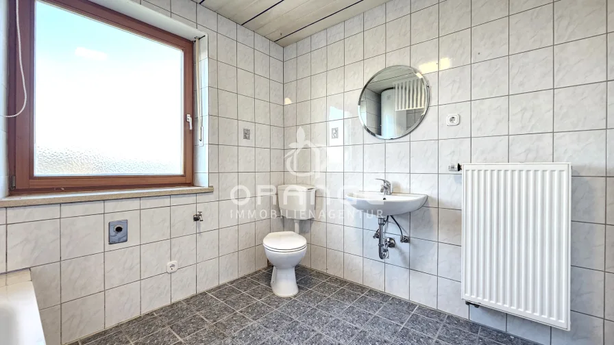 OG: Badezimmer mit Wanne