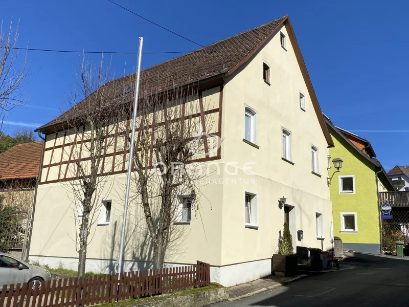 Seitenansicht - Haus kaufen in Wiesenttal - ***Gelegenheit im Herzen der Fränkischen Schweiz***