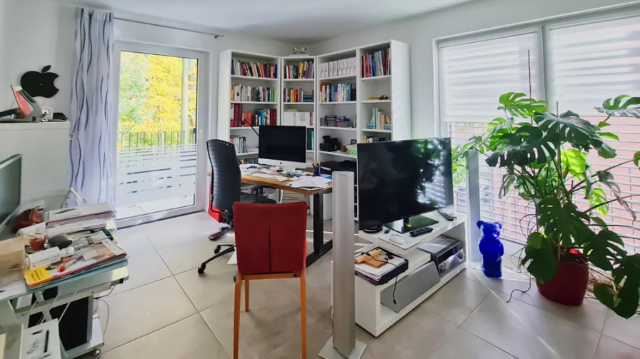 Arbeitszimmer mit Zugang zum Ostbalkon