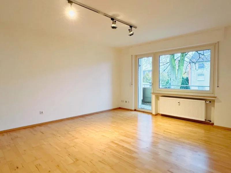 Wohnzimmer mit Zugang zum Balkon