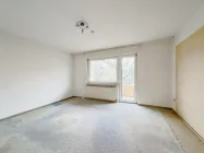 Wohnraum mit Zugang zum Balkon