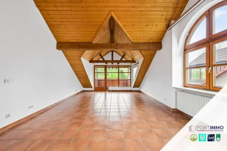 Wohnzimmer mit Blick - Wohnung kaufen in Beilstein - Charmante 2-Zimmer Dachgeschosswohnung mit großer Loggia, Burg und Weinbergblick in Beilstein