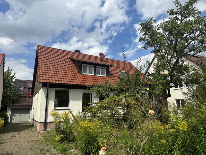 Hausansicht - Haus kaufen in Stuttgart Vaihingen / Vaihingen - Charmantes 1-2 Familienhaus in schöner Wohnlage in Stuttgart-Vaihingen - renovierungsbedürftig