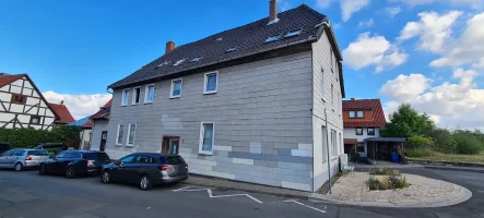 vorderer Hausansicht - Haus kaufen in Bovenden - Attraktives Investitionsangebot: Mehrfamilienhaus bestehend aus 5 Wohneinheiten in Bovenden!