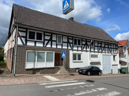 vordere Hausansicht - Haus kaufen in Habichtswald - Willkommen im Herzen der Gemütlichkeit: Traditionelles Fachwerkhaus für die ganze Familie!