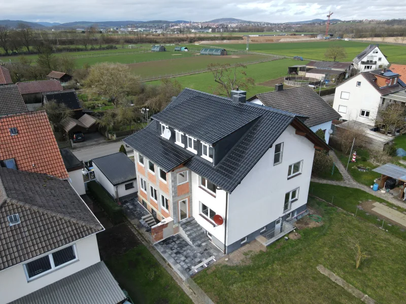 vordere Hausansicht - Wohnung mieten in Wabern - Helle 95 m² Wohnung mit Einbauküche, Gemeinschaftsgarten und Glasfaser – Für nur ca. 7,78 €/m²