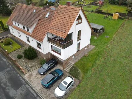 Front mit Garten - Haus kaufen in Wesertal - Charmantes Zweifamilienhaus in ruhiger Gegend - Gieselwerder