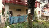 Garten mit kleiner Terrasse unter dem Balkon