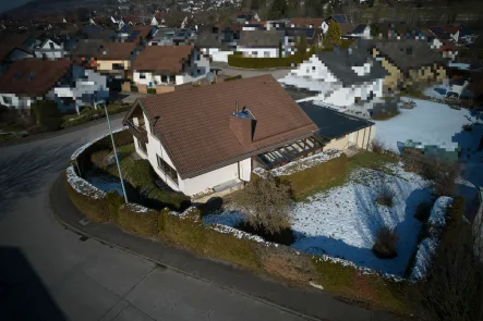 Südwest-Ansicht - Haus kaufen in Lenningen/Oberlenningen - ENDLICH VIEL PLATZFÜR IHRE GANZE FAMILIE!  Ein- bis Zweifamilienhaus in naturnaher Lage