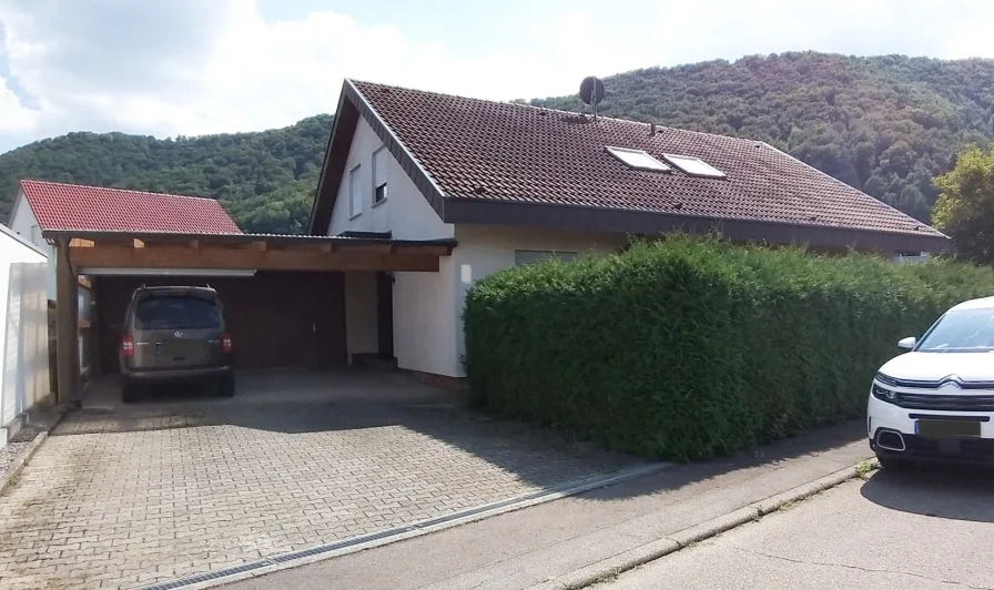 Nord-Ansicht im Sommer  mit teilüberdachter Garagenzufahrt und Eingang