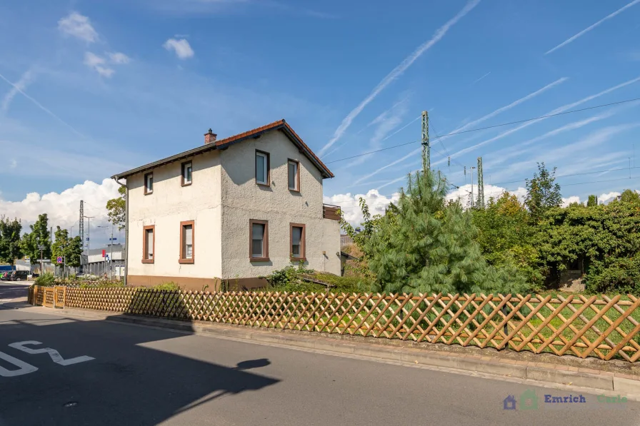 Straßenansicht - Haus kaufen in Heidesheim am Rhein - Historisches Einfamilienhaus mit großem Garten und Sanierungspotenzial in Heidesheim am Rhein