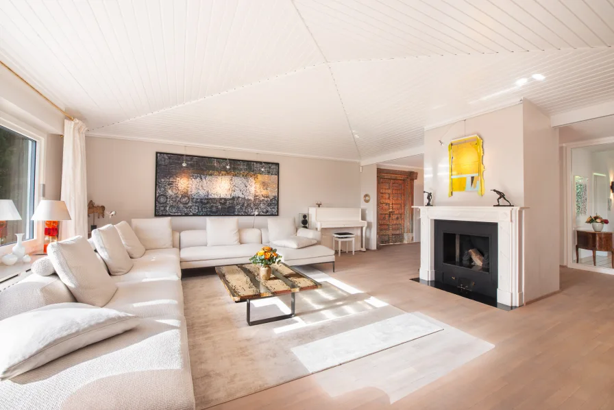 Wohnzimmer mit Kamin - Haus kaufen in Starnberg - Exklusive Traumvilla in idyllischer Bestlage von Starnberg mit Bergblick