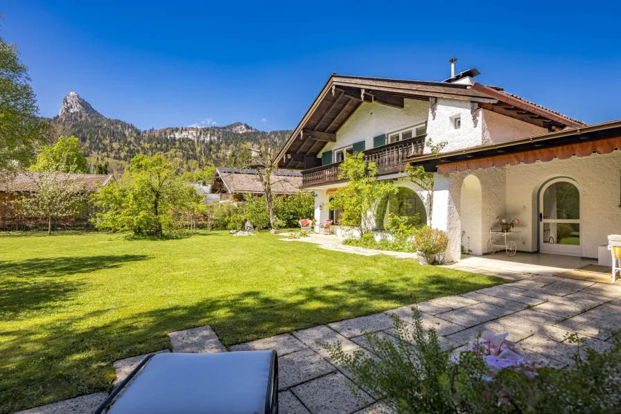 Idyllische Landhausvilla am Fuße des Leonhardstein - Haus kaufen in Kreuth - Charmante Landhausvilla vor Naturkulisse