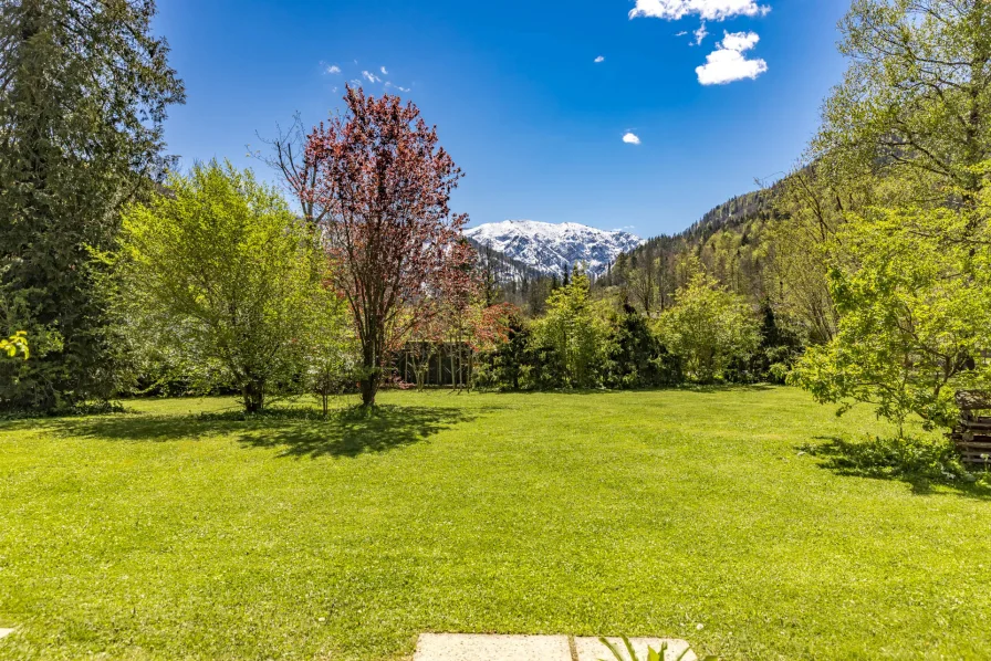 weitläufiger Garten mit Fernblick