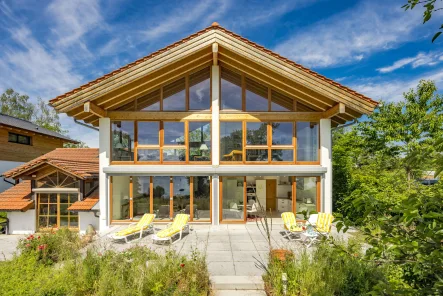 Haus - Haus kaufen in Gstadt am Chiemsee - Einfamilienhaus in 1. Reihe zum See: Mit wunderschönem See- und Bergblick  