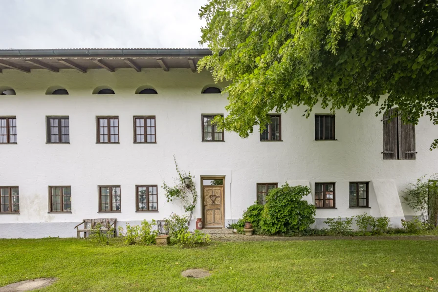 Aussenansicht - Haus kaufen in Seeon-Seebruck - Landhaus mit Infinity Pool mit Bergblick