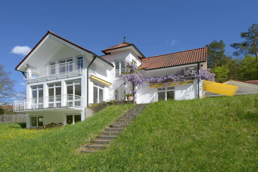 Hausansicht - Haus kaufen in Pöcking - Herrliches Anwesen in idyllischer Lage mit Waldbestand