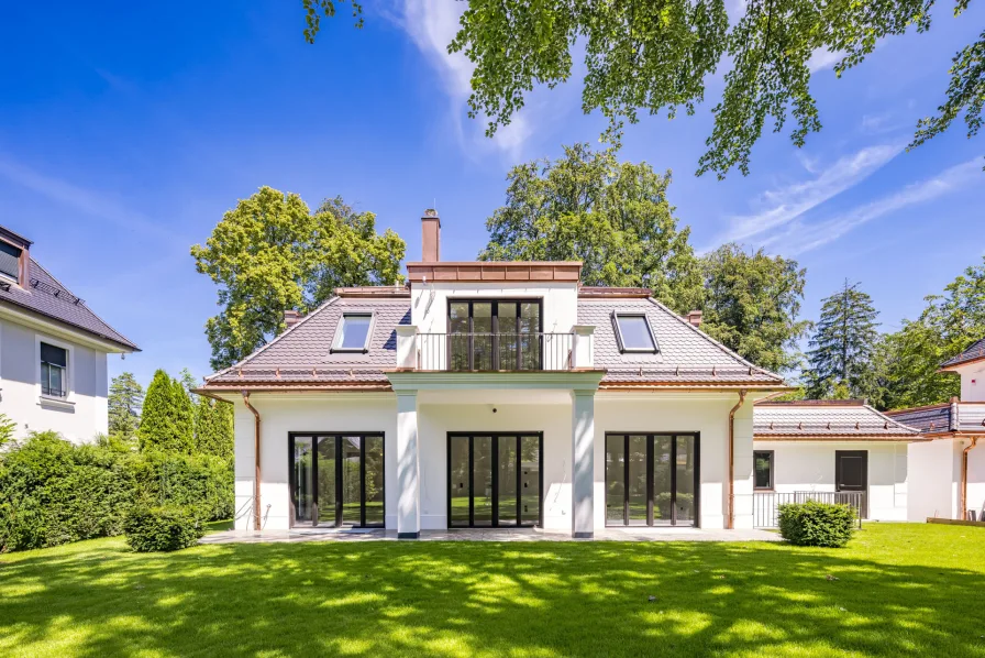 Gartenansicht - Haus kaufen in Grünwald - Zeitlose Villa auf parkähnlichem Grundstück in exklusiver Lage