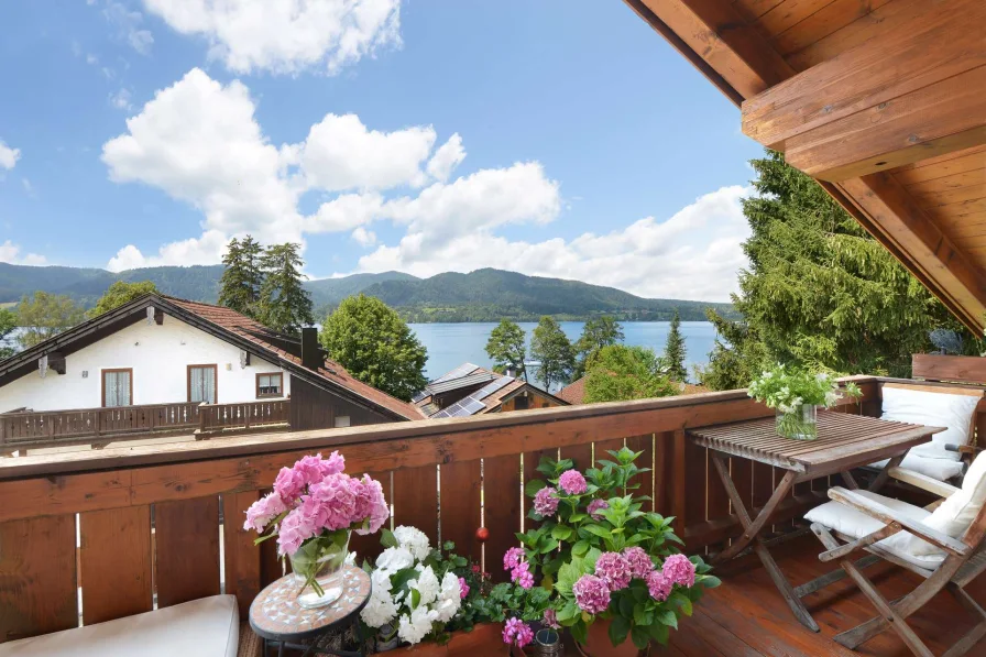 Ausichtsbalkon mit 180° Seeblick - Wohnung kaufen in Gmund am Tegernsee - Sonnige Dachgeschosswohnung mit 180° Seeblick