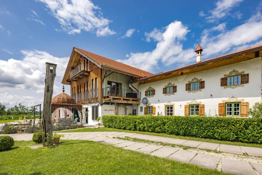 Ansicht Chalet und Bauernhaus - Haus kaufen in Siegsdorf - Charmantes Bauernhaus und Luxus Chalet mit Bergblick und Außenpool