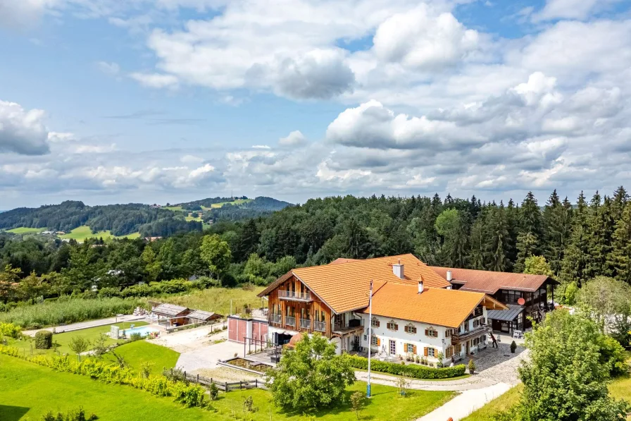 Ensemble - Haus kaufen in Siegsdorf - Bauernhaus und Chalet der Luxusklasse: mit Bergblick und Außenpool