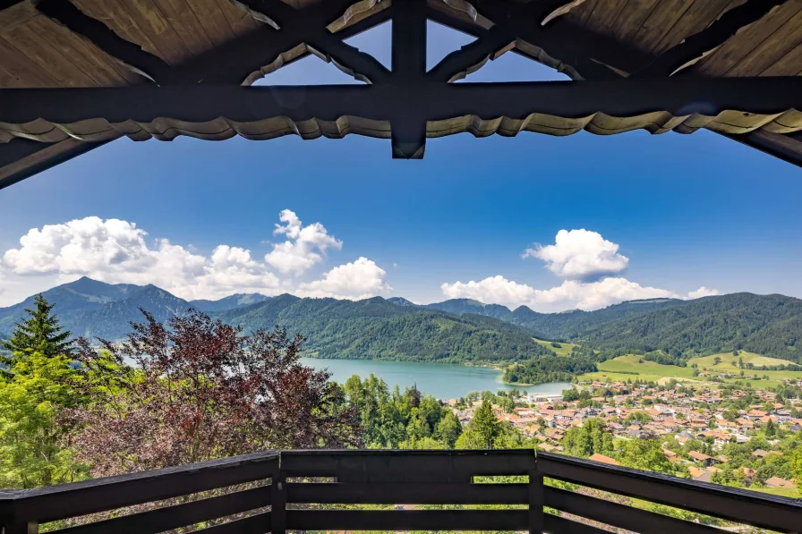 Einzigartiger Blick vom Obergeschoss - Haus kaufen in Schliersee - Traumgrundstück mit Blick über den Schliersee - Historischer Altbestand und genehmigtes Baurecht